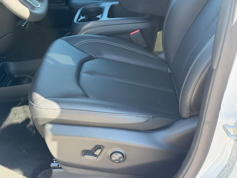 Chrysler Pacifica Vehicle Image 11