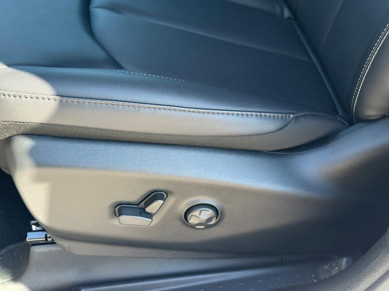 Chrysler Pacifica Vehicle Image 12