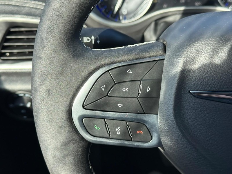 Chrysler Pacifica Vehicle Image 13
