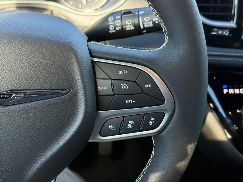 Chrysler Pacifica Vehicle Image 14