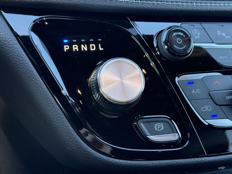 Chrysler Pacifica Vehicle Image 15