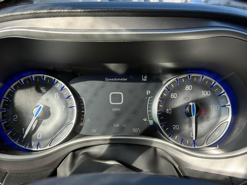 Chrysler Pacifica Vehicle Image 16