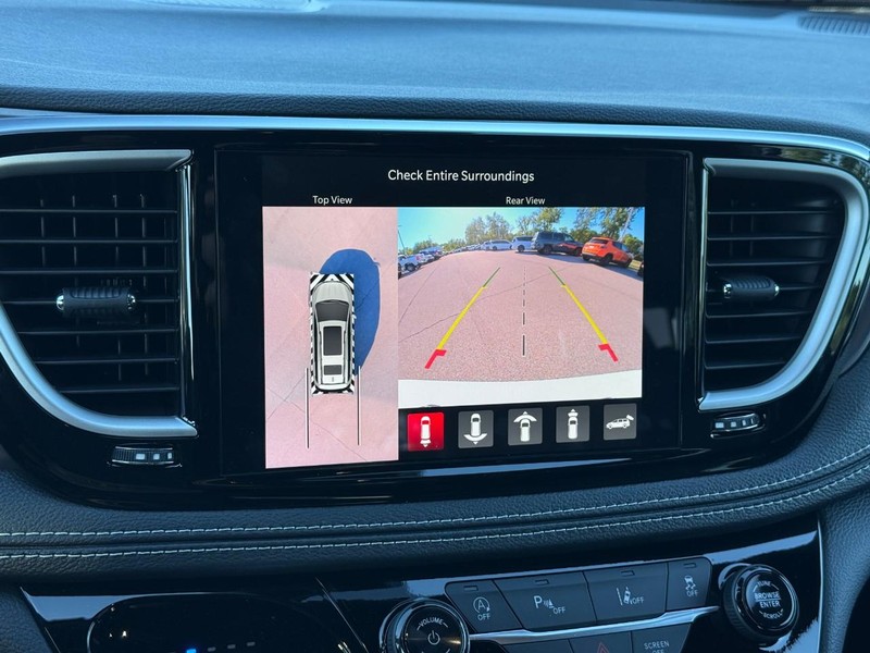 Chrysler Pacifica Vehicle Image 17