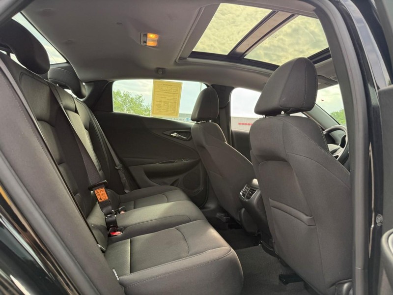 Chevrolet Malibu Vehicle Full-screen Gallery Image 10