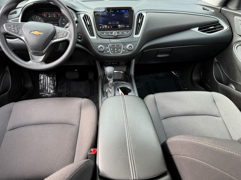 Chevrolet Malibu Vehicle Full-screen Gallery Image 11