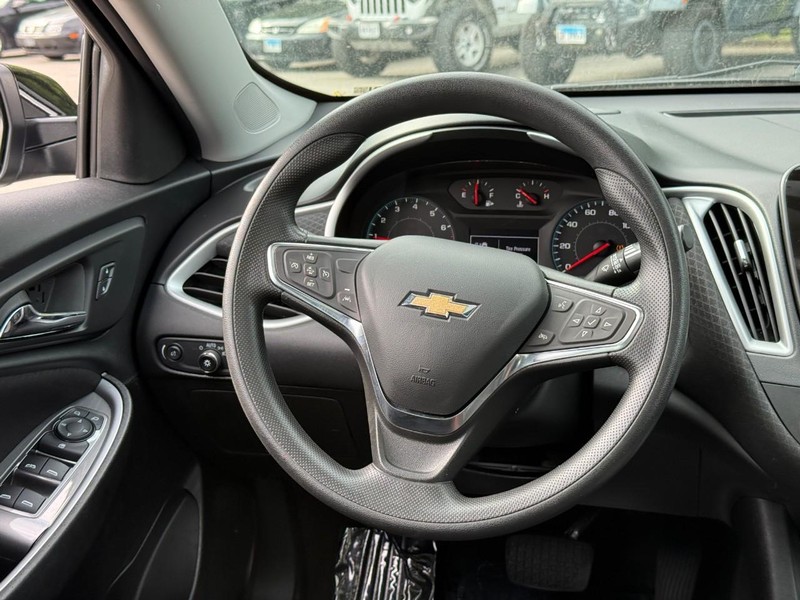 Chevrolet Malibu Vehicle Full-screen Gallery Image 12