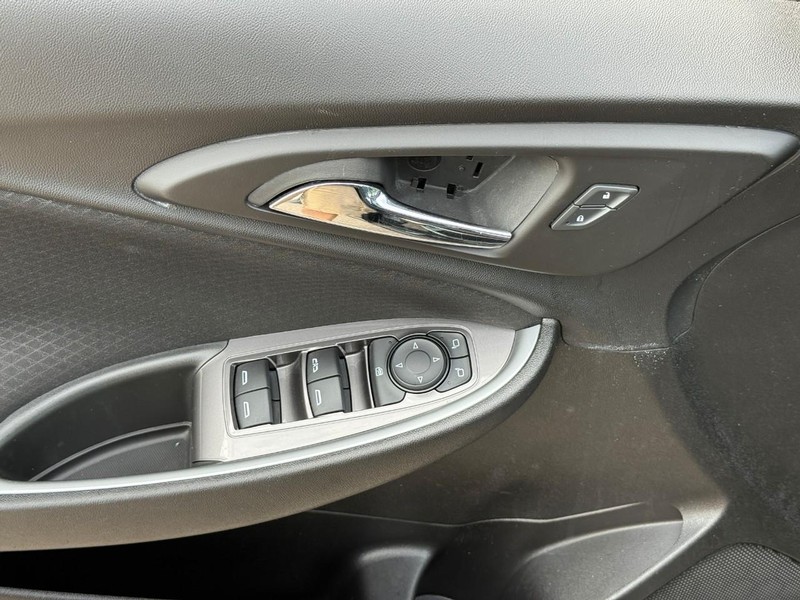 Chevrolet Malibu Vehicle Full-screen Gallery Image 15
