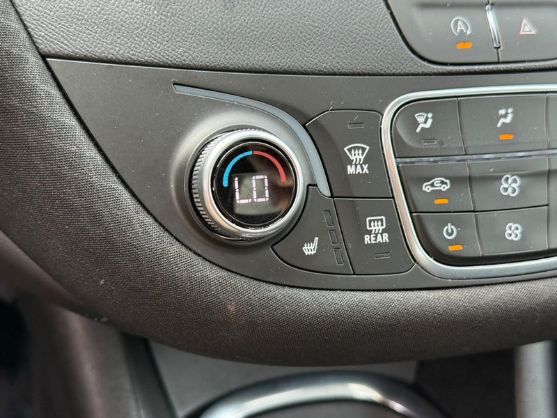 Chevrolet Malibu Vehicle Full-screen Gallery Image 21
