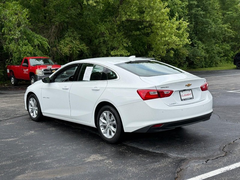 Chevrolet Malibu Vehicle Full-screen Gallery Image 3