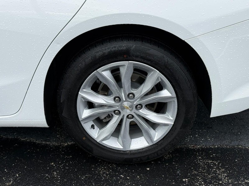 Chevrolet Malibu Vehicle Full-screen Gallery Image 4