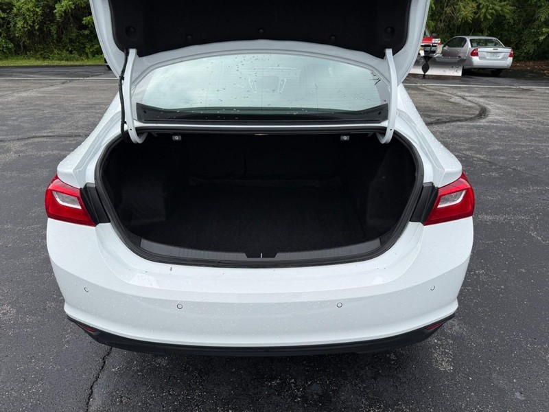 Chevrolet Malibu Vehicle Full-screen Gallery Image 6