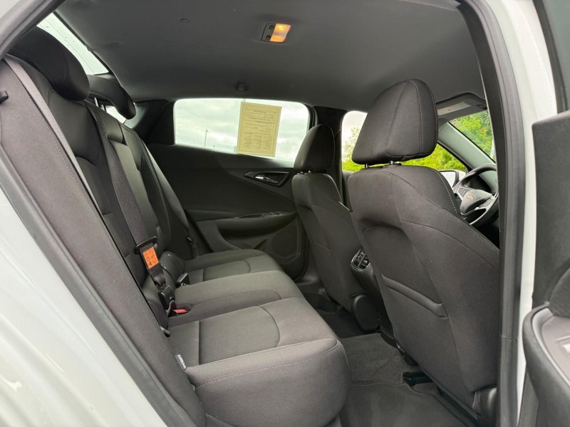 Chevrolet Malibu Vehicle Full-screen Gallery Image 11