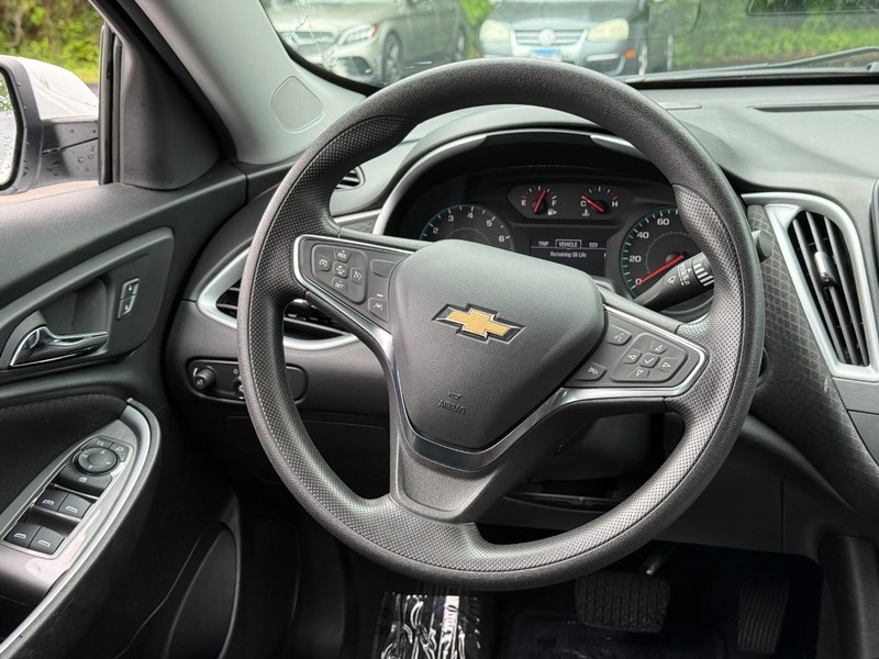 Chevrolet Malibu Vehicle Full-screen Gallery Image 13