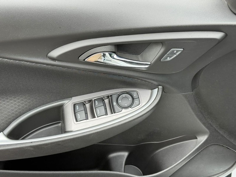 Chevrolet Malibu Vehicle Full-screen Gallery Image 17