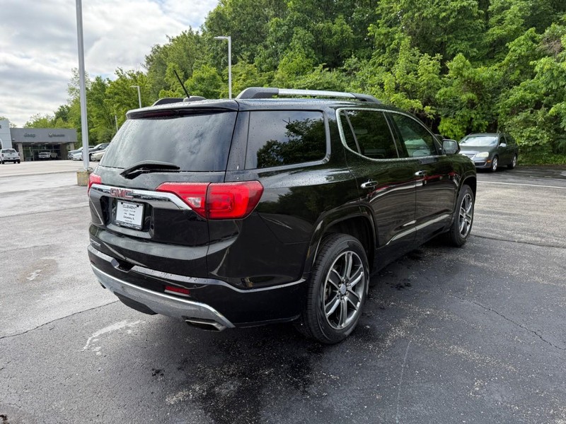 GMC Acadia Vehicle Image 09