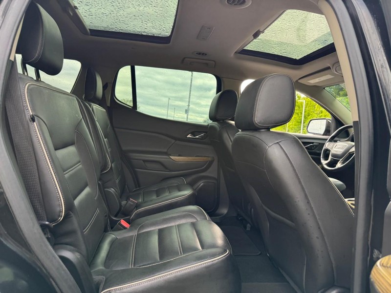 GMC Acadia Vehicle Image 13