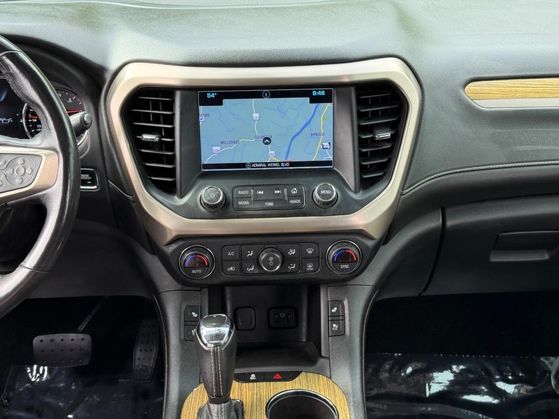 GMC Acadia Vehicle Image 16