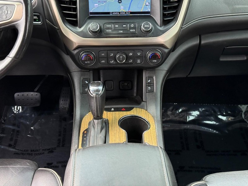 GMC Acadia Vehicle Image 17