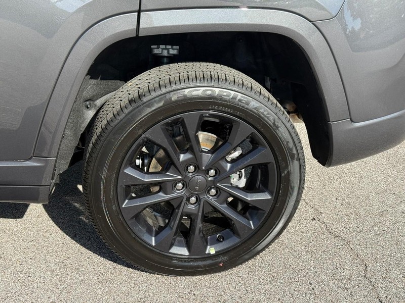 Jeep Grand Cherokee Vehicle Image 05