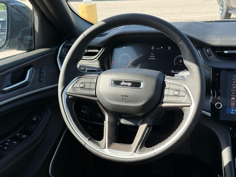 Jeep Grand Cherokee Vehicle Image 09