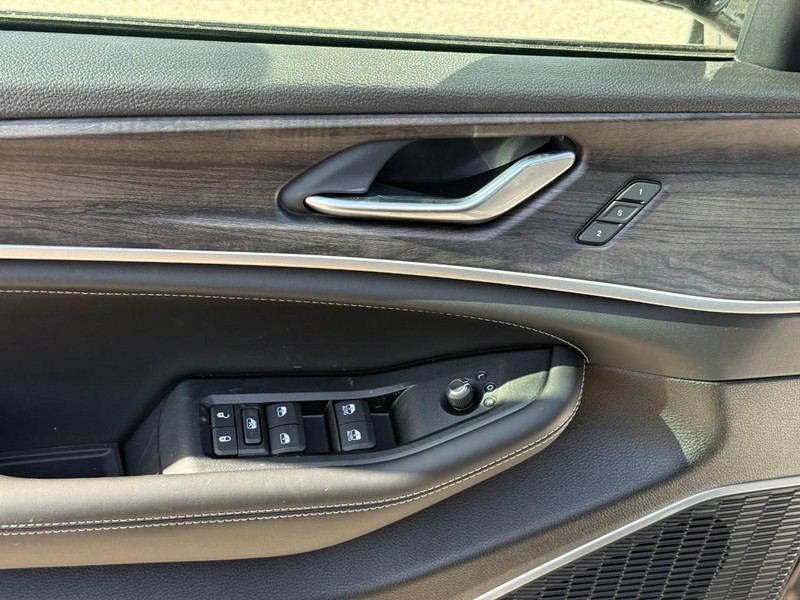Jeep Grand Cherokee Vehicle Image 14