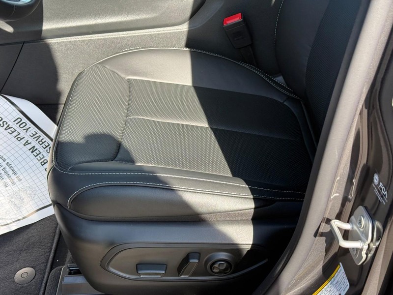 Jeep Grand Cherokee Vehicle Image 16