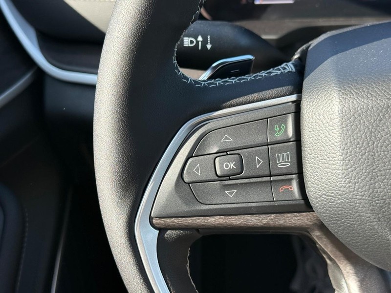 Jeep Grand Cherokee Vehicle Image 18
