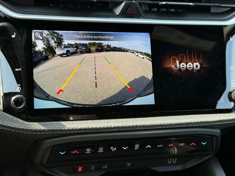Jeep Cherokee Vehicle Full-screen Gallery Image 16