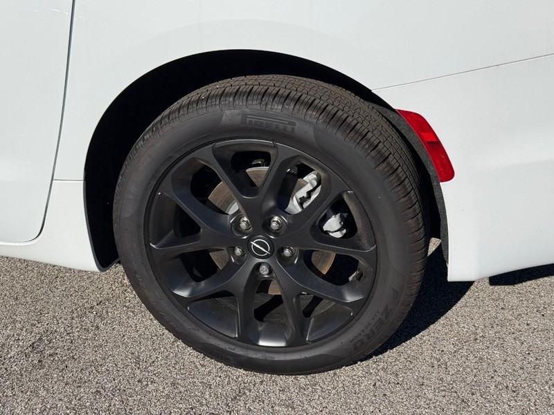 Chrysler Pacifica Vehicle Image 05