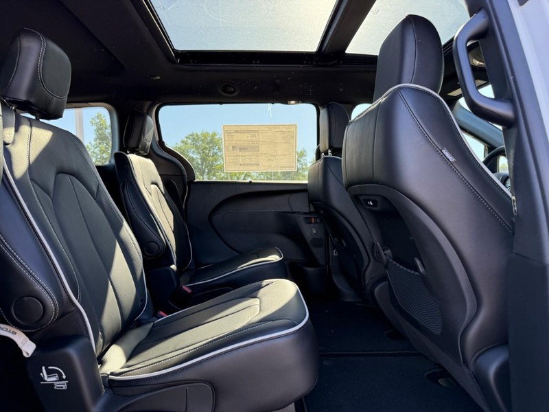 Chrysler Pacifica Vehicle Image 08
