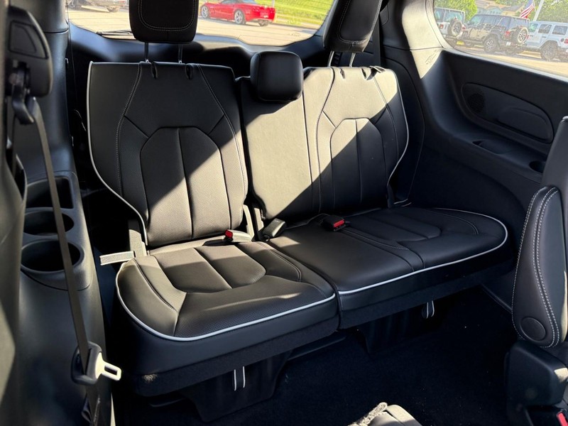 Chrysler Pacifica Vehicle Image 09
