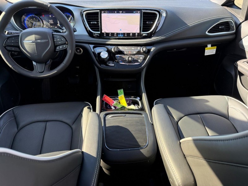 Chrysler Pacifica Vehicle Image 11