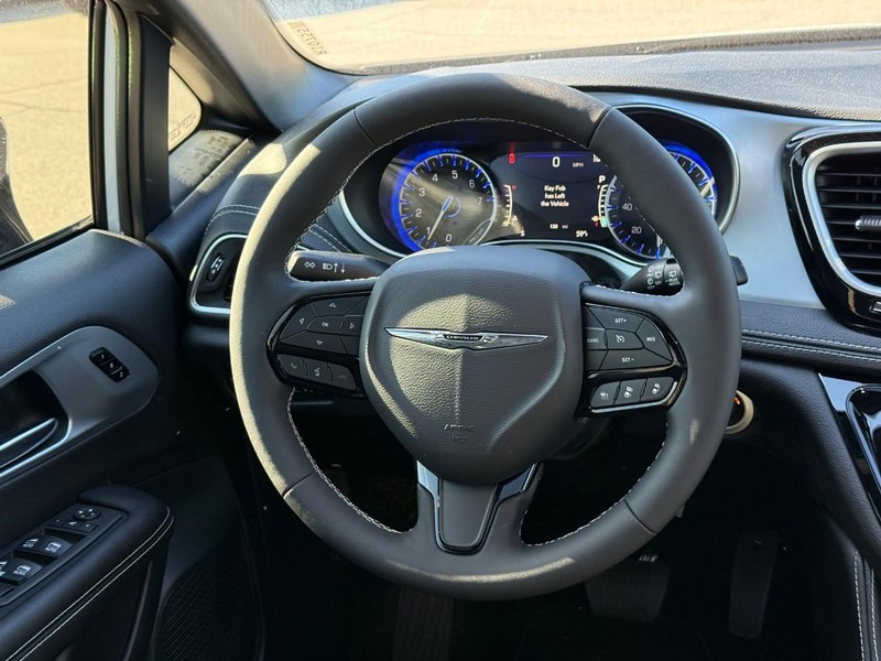 Chrysler Pacifica Vehicle Image 12