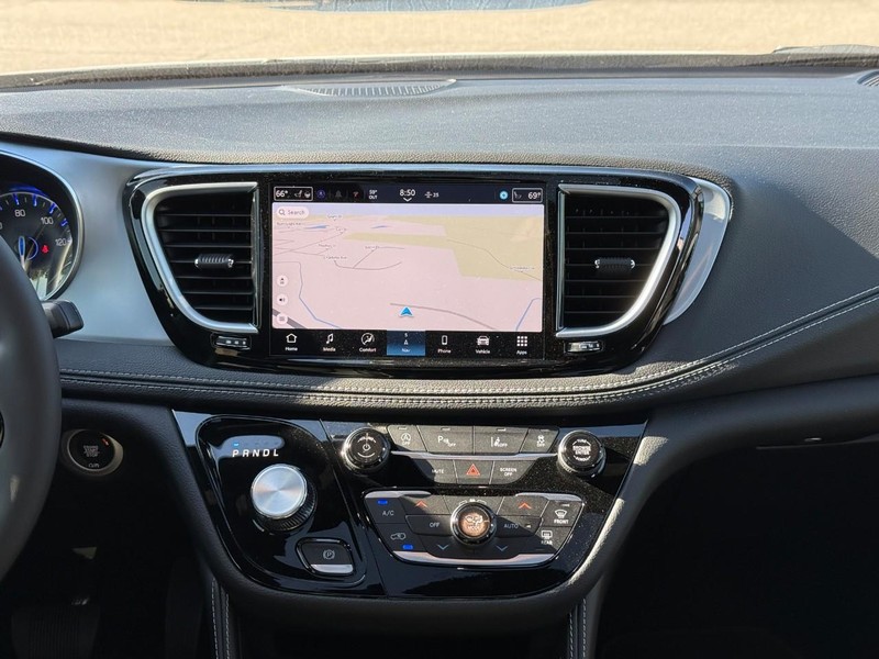 Chrysler Pacifica Vehicle Image 13