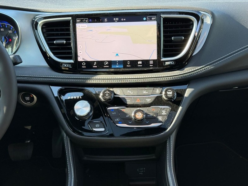 Chrysler Pacifica Vehicle Image 14