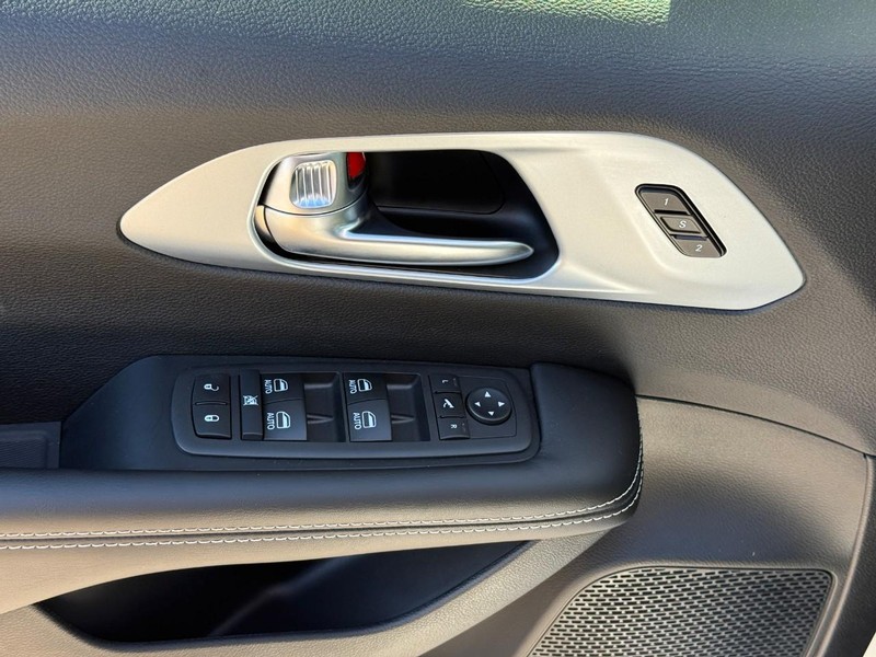 Chrysler Pacifica Vehicle Image 15