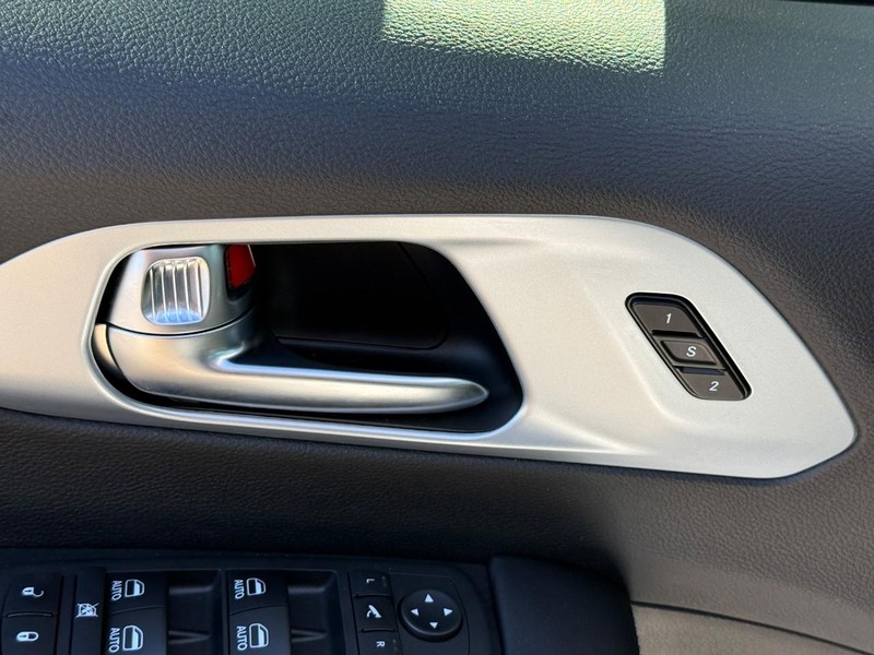 Chrysler Pacifica Vehicle Image 16