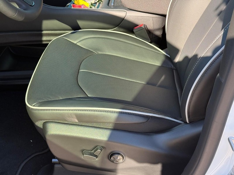 Chrysler Pacifica Vehicle Image 17
