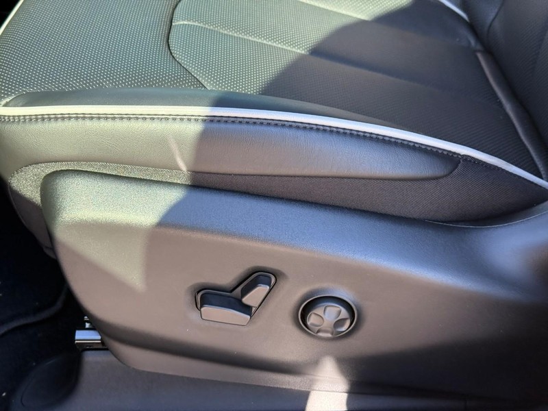Chrysler Pacifica Vehicle Image 18