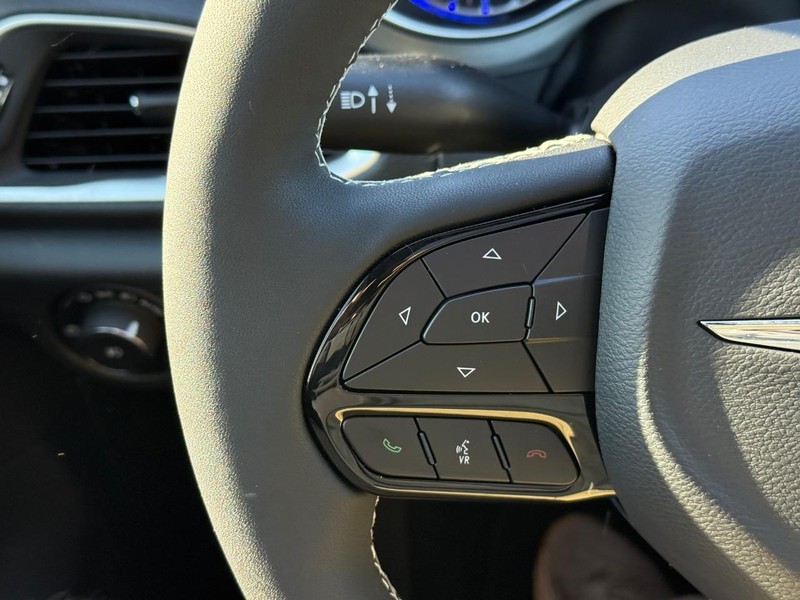 Chrysler Pacifica Vehicle Image 19
