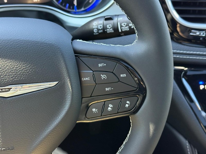 Chrysler Pacifica Vehicle Image 20