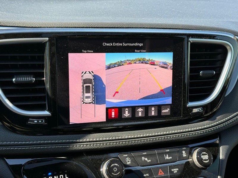 Chrysler Pacifica Vehicle Image 22