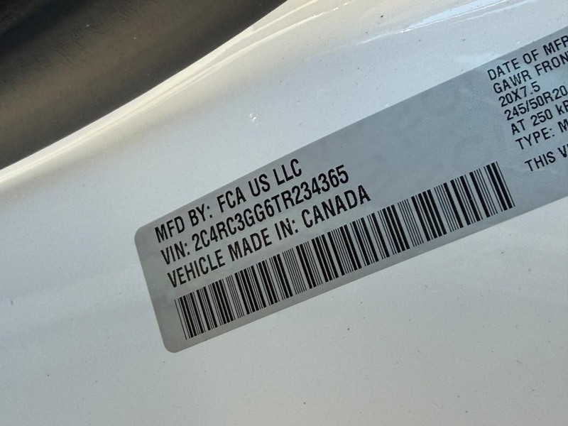 Chrysler Pacifica Vehicle Image 23