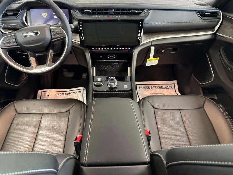 Jeep Grand Cherokee Vehicle Image 09