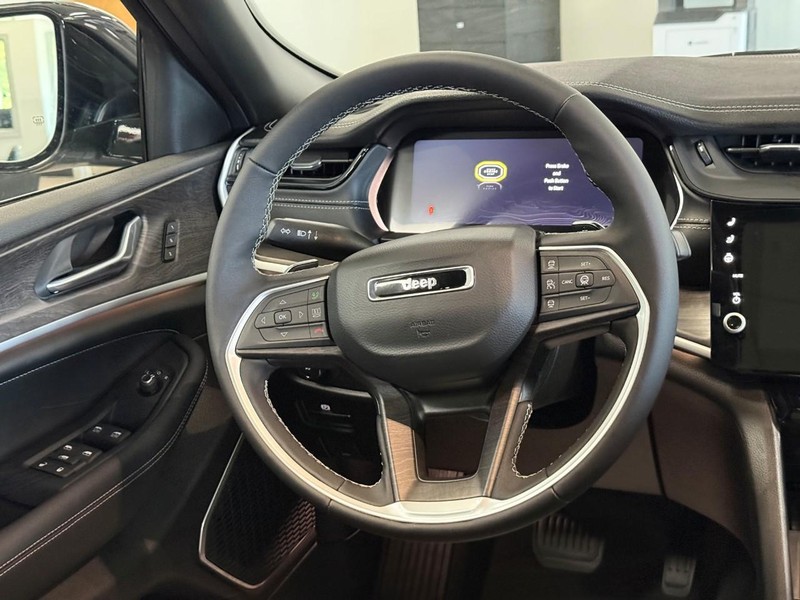 Jeep Grand Cherokee Vehicle Image 11