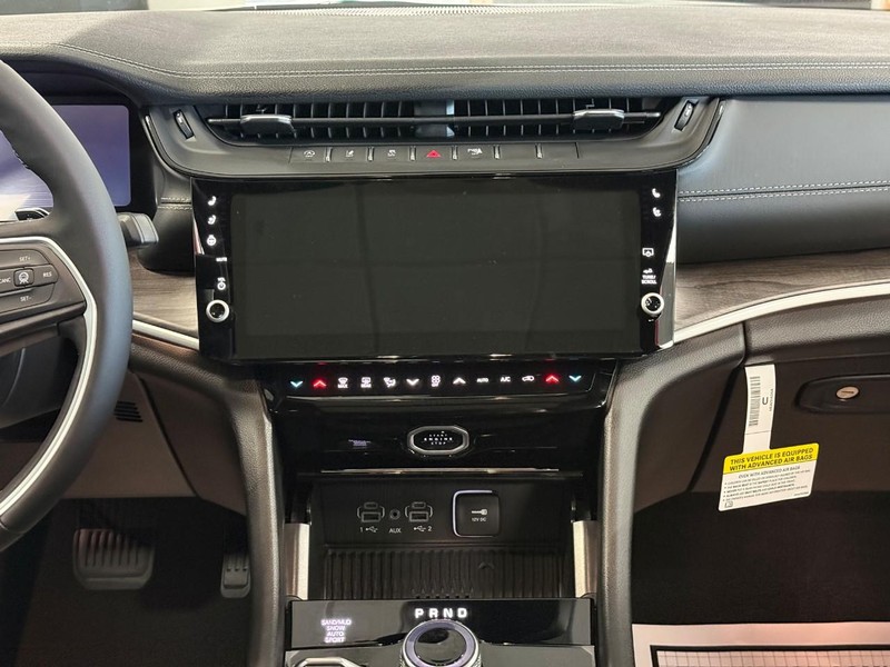 Jeep Grand Cherokee Vehicle Image 12