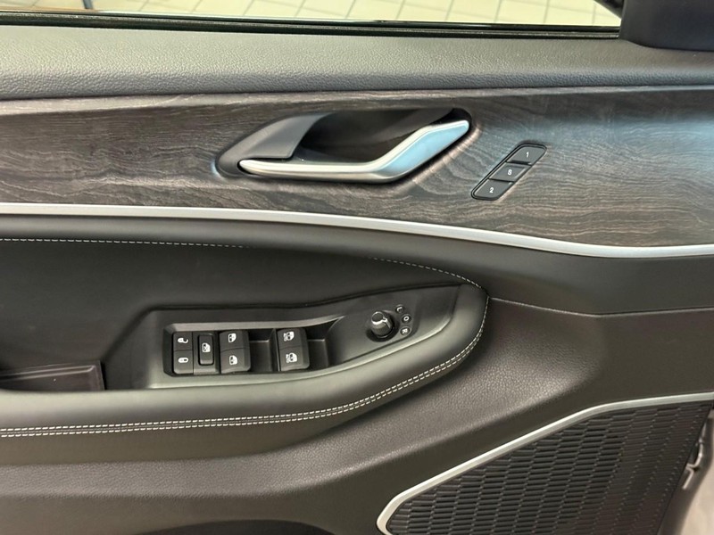Jeep Grand Cherokee Vehicle Image 14