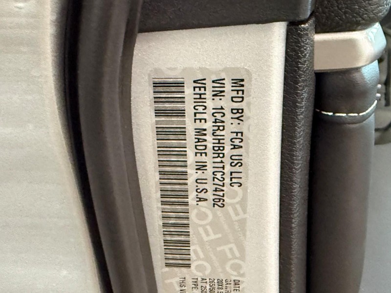 Jeep Grand Cherokee Vehicle Image 18