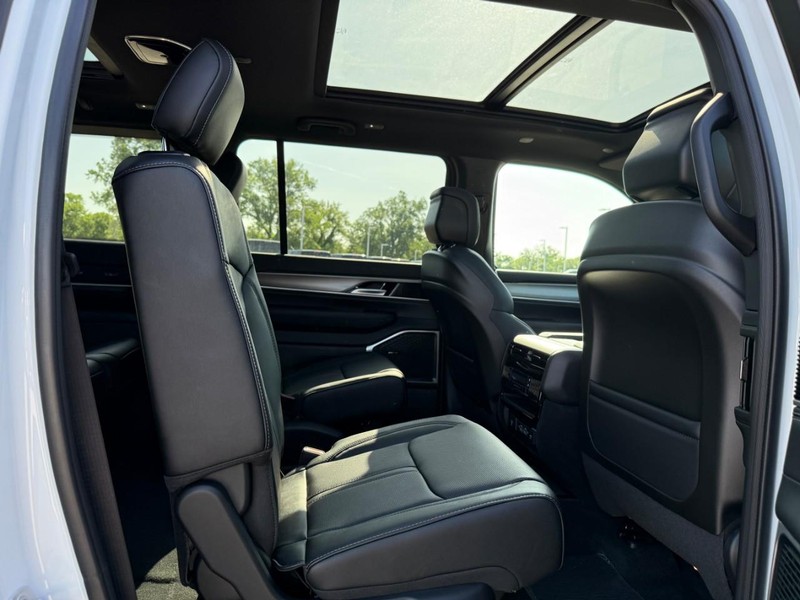 Jeep Grand Wagoneer Vehicle Full-screen Gallery Image 5