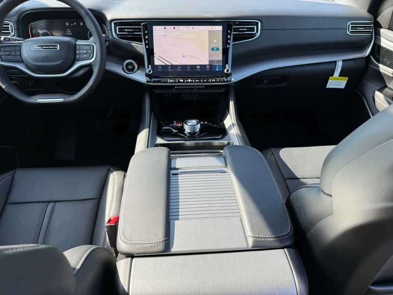 Jeep Grand Wagoneer Vehicle Full-screen Gallery Image 7